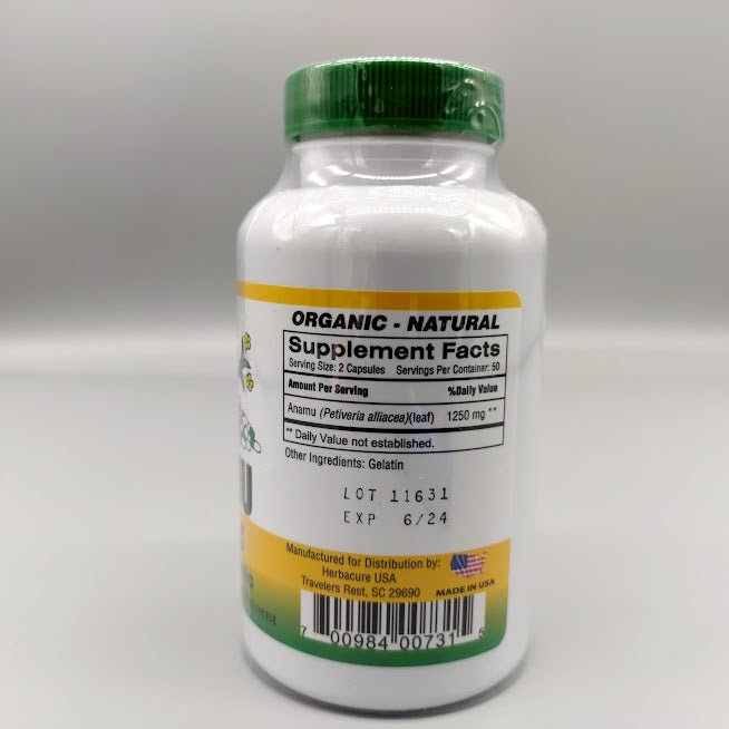 Anamú Herbacure 625 mg 100 cápsulas, Petiveria alliacea en hoja — etiqueta con los ingredientes (foto de archivo)