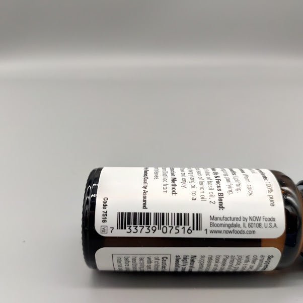 Aceite esencial de albahaca NOW 100% puro Ocimum basilicum 1 oz — vista lateral