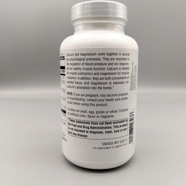 Calcium and Magnesium - Amino Acid Chelate with Vitamin D-3 - 300mg - 100 Tablets - Source Naturals (foto de archivo)