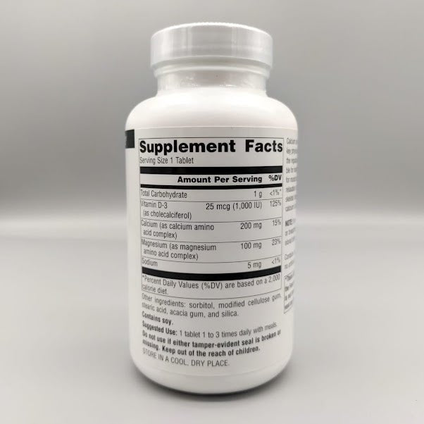 Calcium and Magnesium - Amino Acid Chelate with Vitamin D-3 - 300mg - 100 Tablets - Source Naturals (foto de archivo)