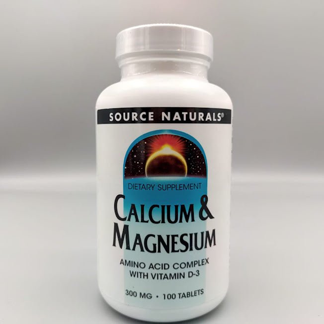 Calcium and Magnesium - Amino Acid Chelate with Vitamin D-3 - 300mg - 100 Tablets - Source Naturals (foto de archivo)