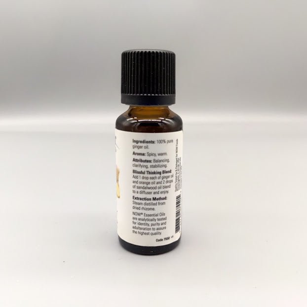 Aceite esencial de jengibre NOW 100% puro Zingiber officinale 1 oz — etiqueta con los ingredientes (foto de archivo)