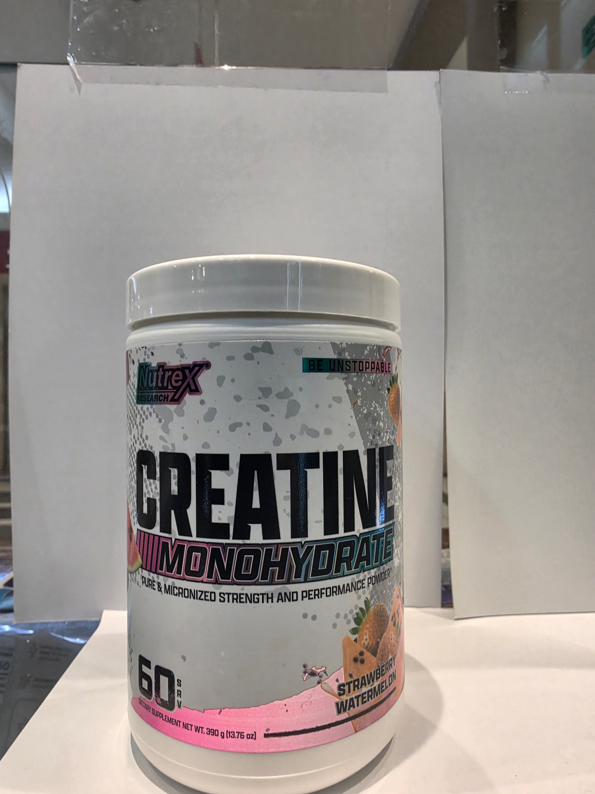 Creatina Nutrex Fresa Sandía 60 porciones, frente de cerca (foto de archivo)