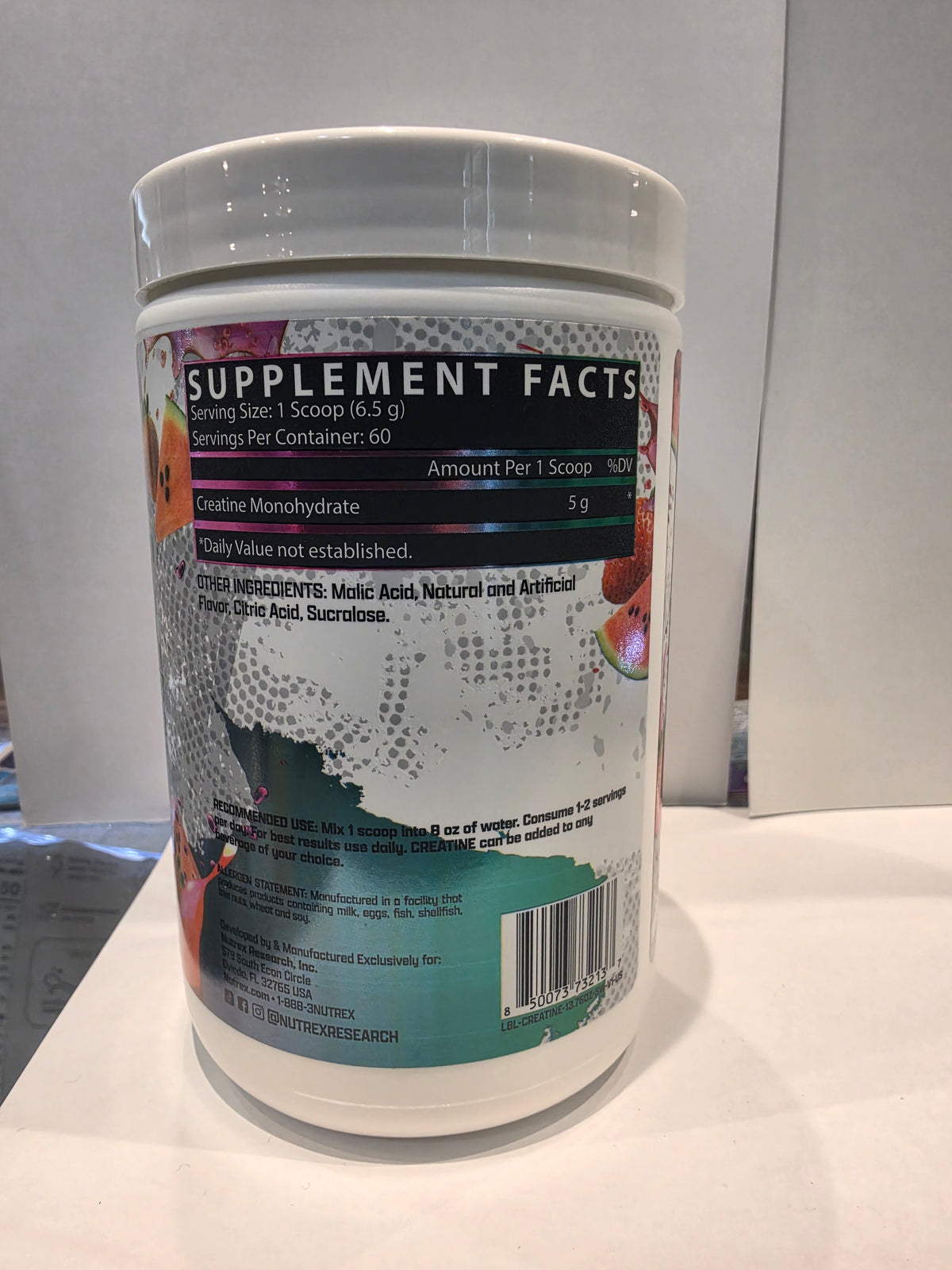 Tabla nutricional de la Creatina Nutrex Fresa Sandía (foto de archivo)