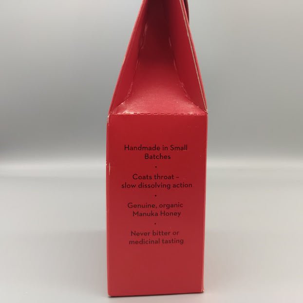 Costado de la caja Wedderspoon: «Handmade in Small Batches», «Coats throat – slow dissolving action», manuka orgánica