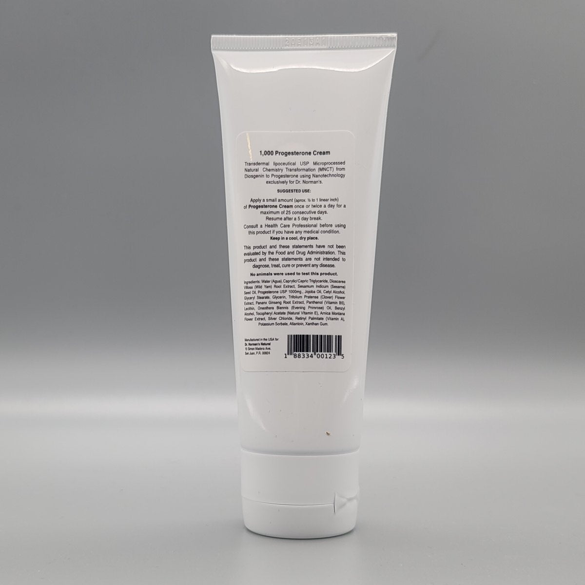 Crema de progesterona natural 1000 mg de Dr. Norman's, tubo de 3 oz para la menopausia — etiqueta con los ingredientes (foto de archivo)
