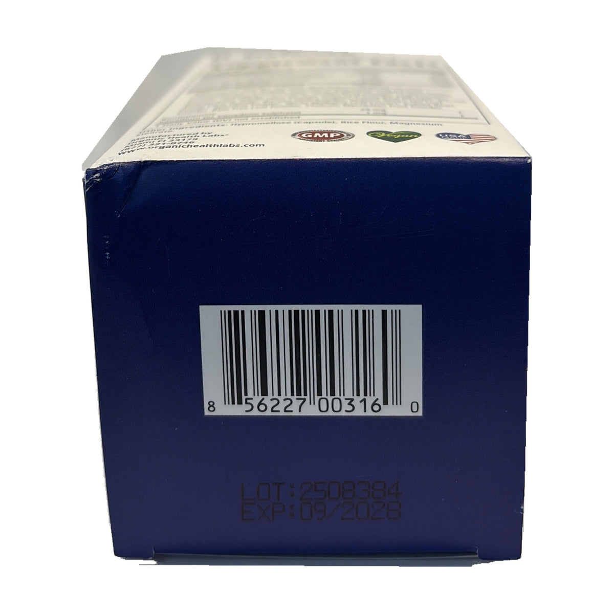 Base de D-Defense con UPC 856227003160, LOT 2508384 y EXP 09/2028; no es el panel de ingredientes.